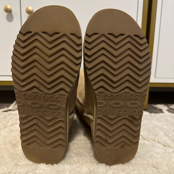 UGG Women’s Classic Tall Boot, Tan, Size 5 - Picture 6 of 9